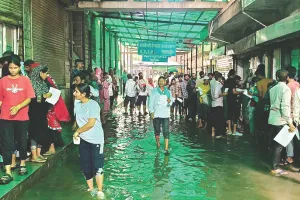 बारिश का कहर : नाले में बही कार से पांच लोगों को सुरक्षित निकाला, एसएमएस अस्पताल में जलभराव, मरीज परेशान