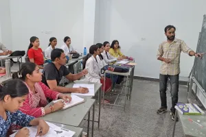 असर खबर का - आयुर्वेद कॉलेज अब तलवंडी में बने नए भवन में शिफ्ट, कलक्टर के हस्तक्षेप से छात्रों की समस्या का किया समाधान