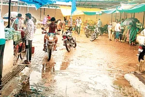 देखरेख के अभाव में कुंदनपुर हाट बाजार में लगे गंदगी के ढेर, सुविधाघर में शराब की बोतलों से सब्जी विक्रेताओं में नाराजगी 