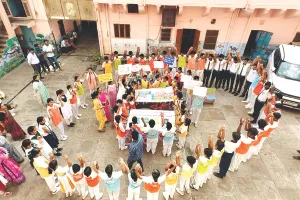 निगम हेरिटेज ने लगाई स्वच्छता की पाठशाला : बच्चों को सूखा-गीला कचरा अलग करने का संदेश