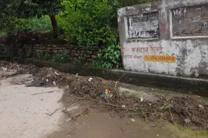 आम रास्तों पर कीचड़ और गंदगी से परेशान लोग