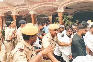 कपड़े फटे, एक का सिर फूटा, पुलिस ने दोनों पक्षों को मंदिर से बाहर निकाल हालात को संभाला 