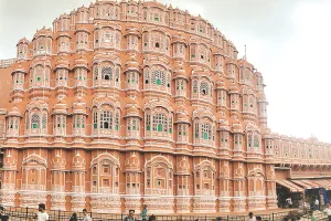 गुलाबी नगरी आने वाले पर्यटकों की पहली पसंद हवामहल-आमेर : बारिश से सुहाने हुए मौसम के बाद बढ़ी सैलानियों की तादाद