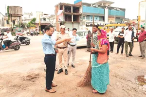 निगम ग्रेटर के सभी वार्डों में ओआईसी डेढ़ घंटे रहेंगे फील्ड में : शहर में सफाई के लिए सभी 150 वार्डों का अधिकारियों ने किया निरीक्षण