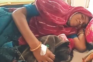 झालावाड़ के जनाना अस्पताल का मामला : ट्रॉली के इंतजार में तड़पती रही प्रसूता, गेट पर दिया बच्चे को जन्म