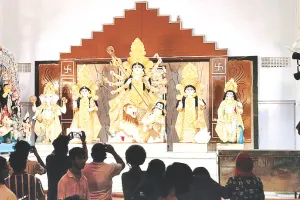 Durga Puja Festival : शाम ढलते-ढलते जगमगा उठते हैं दुर्गा पूजा के सजे-धजे पंडाल, दुर्गाबाड़ी में बड़ी संख्या में श्रद्धालुओं की भीड़