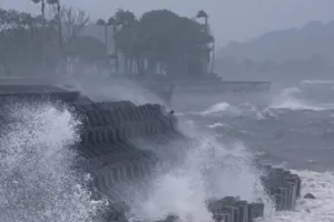 जापान में टाइफून पेइपाह से भारी बारिश की चेतावनी : बाढ़ और भूस्खलन का खतरा, लोगों से सावधानी रखने की अपील