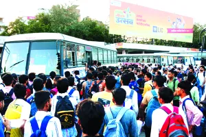 एग्जाम देने के बाद बस स्टेंडों पर परीक्षार्थियों की भीड़ : यात्रियों की बढ़ी मुसीबत, बसें अभ्यर्थियों से फुल