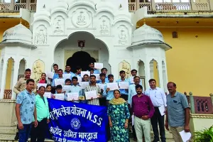 हिन्दी दिवस के अवसर पर हवा महल में निबंध प्रतियोगिता : विद्यार्थियों ने दिखाई लेखन प्रतिभा, विजेताओं को मिला सम्मान