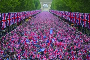 लंदन में आव्रजन विरोधी रैली में एक लाख लोग शामिल : सड़कों पर उमड़ी भीड़, प्रदर्शनकारियों और पुलिस के बीच झड़पे 