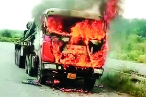 हाईवे पर चलते ट्रक में लगी आग : भीषण लपटों ने केबिन को घेरा, ड्राइवर बाहर कूदा 