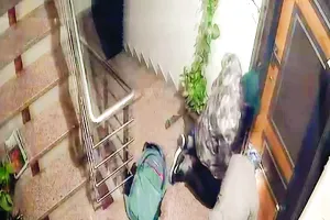 नकाबपोश बदमाशों ने फ्लैट का ताला तोड़ने का किया प्रयास : सीसीटीवी में वारदात कैद, पकड़े जाने के डर से भागे