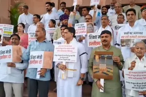 जर्जर स्कूलों और झालावाड़ हादसे को लेकर कांग्रेस विधायकों ने सदन परिसर में किया प्रदर्शन