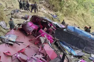 श्रीलंका में सड़क से फिसलकर खाई में गिरी बस : हादसे में 15 की मौत, घायलों में कुछ की स्थिति बेहद गंभीर 