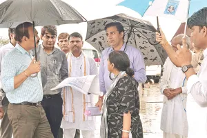 संभागीय आयुक्त ने देखे हालात : ढूंढ नदी पर हाई लेवल पुल बनाने का सुझाव, सुधार के निर्देश