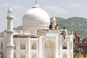 अब सात में से चार अजूबे जमींदोज : सेवन वंडर्स को तोड़ने का काम तीसरे दिन भी रहा जारी, सुबह से रात तक चली ‘ताजमहल’ और ‘एफिल टावर’ हटाने की मशक्कत