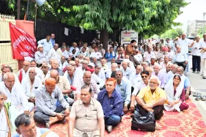 सेवानिवृत्त रोडवेज कर्मियों का मुख्यालय पर प्रदर्शन : एसोसिएशन महासचिव ने लगाए आरोप, कहा- सेवानिवृत्त कर्मियों की समस्याओं के प्रति रोडवेज प्रबंधन गंभीर नहीं