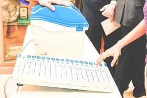 ईवीएम मतपत्रों पर होगी प्रत्याशी की रंगीन तस्वीर : लोकसभा में सफेद और विधानसभा चुनावों में गुलाबी कागज पर छपेंगे नए ईवीएम मतपत्र- चुनाव आयोग