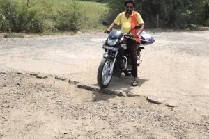 लापरवाही : खस्ताहाल सड़क बनी जानलेवा, सड़क पर फैली हुई है गिट्टी व रेत 