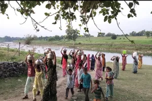 राजस्थान के अंतिम गांव के हालात : 78 साल बाद भी बिस्लाई गांव में नहीं पहुंचा नल का पानी, ग्रामीण दूषित पानी पीने को मजबूर