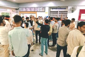 सुखाड़िया यूनिवर्सिटी में बवाल : एनएसयूआई कार्यकर्ताओं ने राज्यपाल को खून से लिखा पत्र, बायकॉट के चिपकाए पोस्टर 