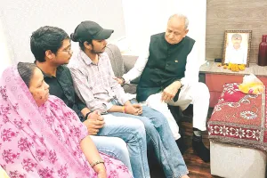 कन्हैयालाल साहू के परिजनों से मिले पूर्व सीएम गहलोत, कहा- एनआईए को केस नहीं देते तो छह से बारह माह में हो जाता फैसला