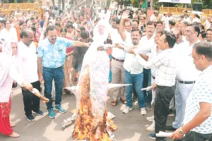 शिक्षकों का कलक्ट्रेट पर प्रदर्शन : आरपीएससी सचिव का फूंका पुतला, दीपावली की छुट्टियों में प्रतियोगी परीक्षाएं कराने पर आक्रोश 