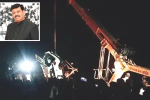 अनियंत्रित कार नदी में गिरने से व्यापारी की दर्दनाक मौत, क्षतिग्रस्त कार में शव मिलने पर परिजनों की गूंजी चीखें 