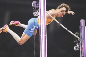 डुप्लांटिस ने 14वीं बार तोड़ा पोल वॉल्ट का विश्व रिकॉर्ड : लगातार तीसरा विश्व खिताब जीता, 27 दिन पहले ही बनाया था रिकॉर्ड 