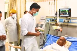 सचिन पायलट ने एसएमएस अस्पताल में भरत सिंह से की मुलाकात : स्वास्थ्य की ली जानकारी, परिजनों को हर संभव सहयोग के लिए किया आश्वस्त