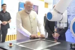 सेमीकॉन इंडिया में पहुंचे मोदी : माइक्रॉन के स्टॉल में देखा ‘मेड इन इंडिया चिप’, विभिन्न कंपनियों के विशेषज्ञों से की बात 
