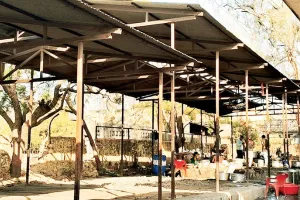 भीतरिया कुंड की मुख्य तिबारी व टीनशेड हो रहे जर्जर : पार्षद की आपत्ति के बाद शुरु की दो तिबारियां, कई दिनों से परेशान हो रहे थे लोग