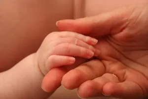 इंसानियत शर्मसार : कुमाता ने ही 19 दिन के मासूम को मुंह में पत्थर ठूंस फेंका था जंगल में, आरोपी लड़की और उसका पिता गिरफ्तार