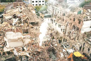 यूक्रेन पर रूस की भीषण एयरस्ट्राइक : रातभर दागे 595 ड्रोन और 48 मिसाइलें, खंडर बनीं इमारतें