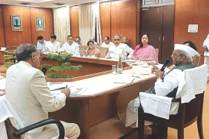 कुलाधिपित ने शिक्षकों-अधिकारियों से किया संवाद : शिक्षा प्रणाली ऐसी विकसित करें, जिससे विद्यार्थी रोजगारोन्मुख बन सकें- बागड़े