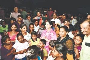 दिया कुमारी ने कच्ची बस्ती के बच्चों संग देखी मोदी पर बनी डॉक्यूमेंट्री : कहा- दूसरों की खुशी के लिए काम करना ही असली सुख 