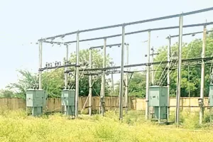 बिजली की आंख मिचौली, अब कब आएगी...लाइट : उमस व गर्मी से ग्रामीण परेशान, 3 से 4 घंटे चली जाती है बिजली