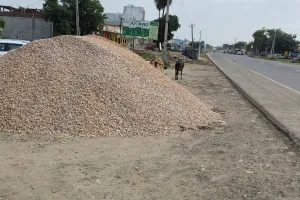 सड़कों पर रेत-गिट्टी के ढेर बने जानलेवा जाल