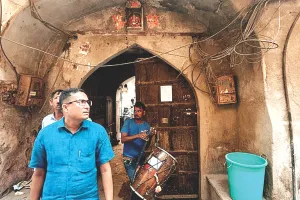 नगर निगम जयपुर हेरिटेज की बड़ी कार्रवाई : किशनपोल में जर्जर भवनों को किया सीज, लोग सुरक्षित स्थानों पर शिफ्ट