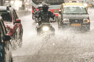 मुंबई-पुणे में भारी बारिश : जलभराव से यातायात और दैनिक जीवन अस्त व्यस्त, सड़कें बनी नदियां
