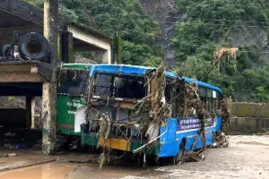हिमाचल प्रदेश में मौसमी बारिश ने मचाई तबाही : भूस्खलन के कारण शहर और गांव तबाह, 6 लोग लापता