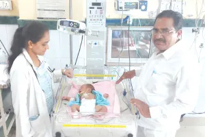 इंसानियत हुई शर्मसार : मुंह में पत्थर भरकर और होठों को चिपका कर नवजात को मारने का प्रयास, जीवन और मौत से संघर्ष कर रहा नवजात 