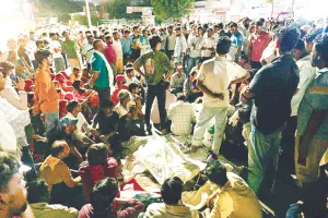 हादसे ने तोड़ा परिवार का सहारा : दो लोगों की मौके पर ही मौत हो गई, ग्रामीण गुस्साए; सड़क पर जाम