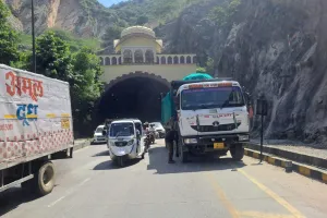 घाट की गुनी टनल में तीन वाहन खराब : घंटों जाम से लोग बेहाल, टनल में आवाजाही पूरी तरह बाधित 