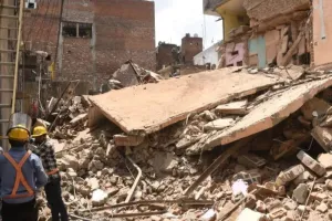 दिल्ली में 4 मंजिला इमारत गिरने से अफरा-तफरी : जर्जर हालत होने के कारण लंबे समय से थी खाली, आवाज सुनकर घरों से बाहर निकले लोग