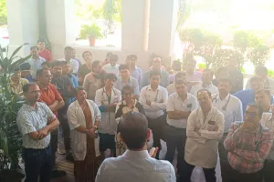 मेडिकल टीचर्स का 2 घंटे कार्य बहिष्कार : मेडिकल कॉलेज से जुड़े अस्पतालों में मरीज परेशान, मांगें नहीं मानने तक हर रोज होगा कार्य बहिष्कार