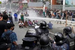 नेपाल में सरकार ने बुलाई आपातकालीन बैठक, सरकार ने वापस लिया सोशल मीडिया बैन पर अपना फैसला