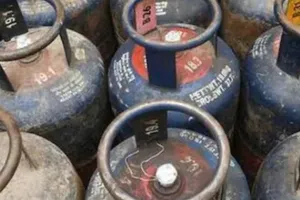 कॉमर्शियल गैस सिलेंडर हुआ सस्ता, घरेलू सिलेंडर के दाम यथावत