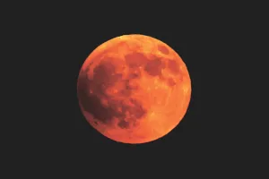 साल का आखिरी चंद्रग्रहण : सुधाकर पर चढ़ी लालिमा की चादर, सबसे पहले तमिलनाडु में दिखा