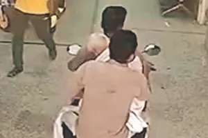 दोहराया थ्री इडियट फिल्म का सीन : ट्रेन में बेहोश बुजुर्ग को युवक ने बाइक से ले जाकर अस्पताल की इमरजेंसी में उतारा